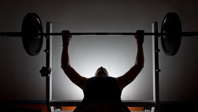 Un homme avec un bar